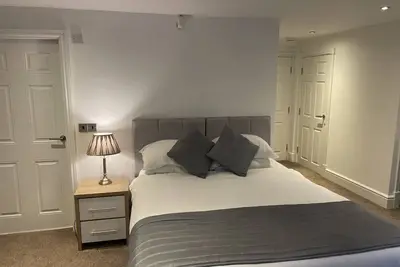 Image de Appartement-Appartement-Salle de bain et douche-Vue sur la cour