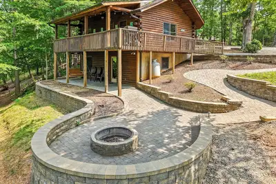 Image de Comfy Cabin with stunning lake views, perfect for a serene escape at Sml.