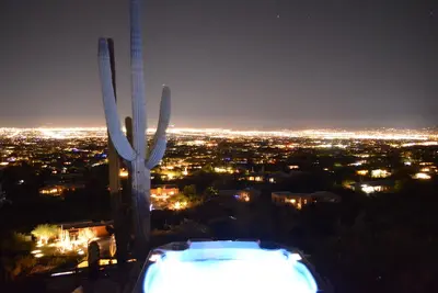 Image de Soak it all in! Relax like the boss in wonderful home with airliner views