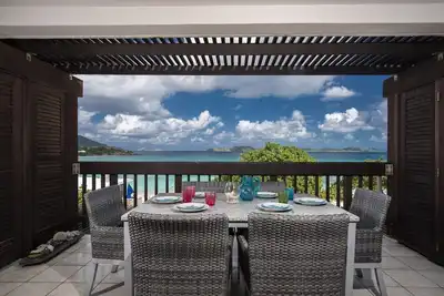 Image de 2 Story Beachfront Condo with Resort Amenities