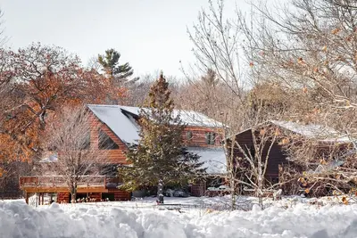 Image de Northwoods Antler Lodge - Rustic Retreat Sleeps 12