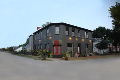 Image de Large 3000 sq. ft Newly Renovated Upstairs Loft - Ideal Families & Friend
