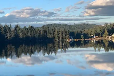Image de Cozy Lakeside Cottage 1. 5 hours from Seattle