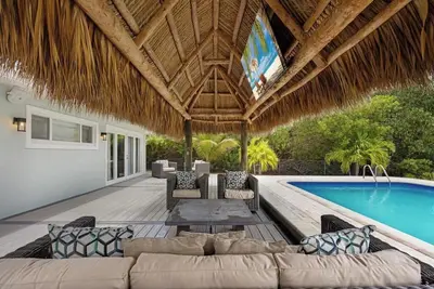 Discount Available! Private Pool, 100' Dock, Paddleboards, Kayaks, Bikes & More!