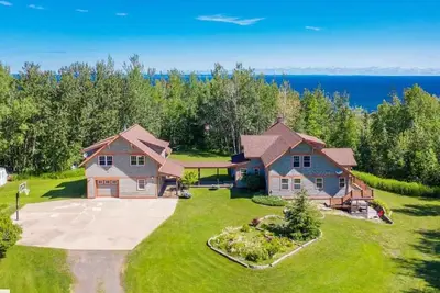 Image de Timber Frame House overlooking Lake Superior, 20 miles from downtown Duluth