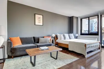 Image de Quaint Ues Studio w/ Balcony + Gym near subway, by Blueground