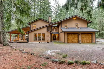 Image de Modern, spacious getaway with private hot tub, wood fireplace, WiFi, & game room