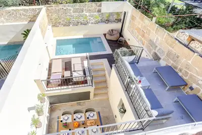 Beautiful townhouse, plunge pool