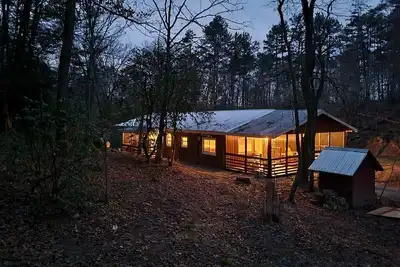 Image de Cabin with Hot Tub Firepit and Fireplace near waterfalls, wineries on 1. 25 acres