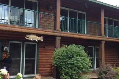 Image de Towering Pine Cabin: Your Family’s Perfect Getaway