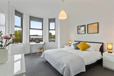 Image de de Luxe-Triple-Salle de bain et douche-Adjoining rooms