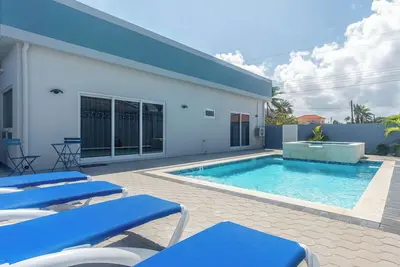 Image de \nVacation home, family-friendly, private pool, Jacuzzi.