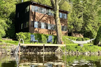 Image de Secluded Retreat - 1. 5 hours from Toronto, with 300ft of private waterfront!