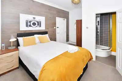Image de Supérieure-Double-Salle de bain et douche-With Tv