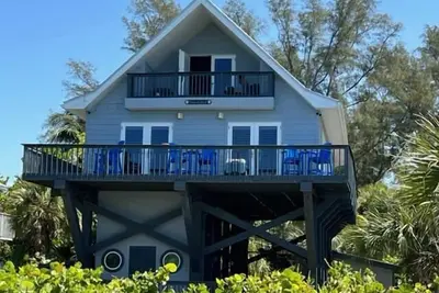 Seadated: Large, Family-Friendly Beachfront Home with kayaks!