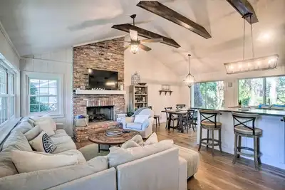 Image de Charming Simons Cottage w/ Porch: Half Mi to Beach