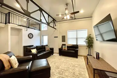 Image de One block to Moab shops and restaurants closest condos to downtown