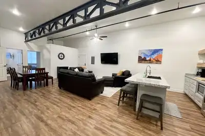 Image de One block to Moab shops and restaurants closest condos to downtown
