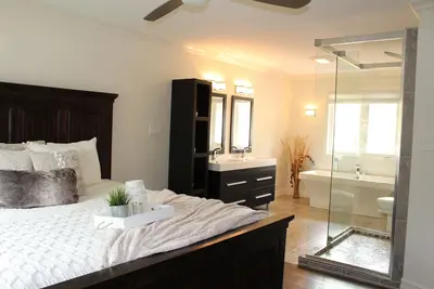 Image de Luxurious Lakefront Home - Sleeps 12