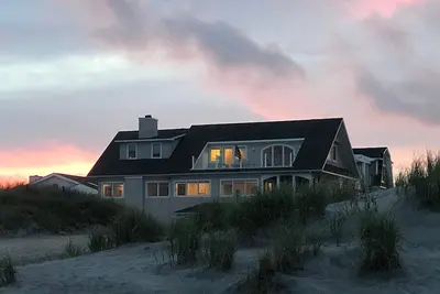 Image de 5 Star! ! ! \"The Sandbox\" - Oceanfront 6bd/5bth sleeps 14. Perfect location!