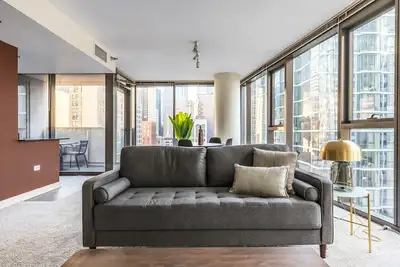 Image de Cozy Loop 2br w/ Pool, Gym, nr. Financial District & L, by Blueground