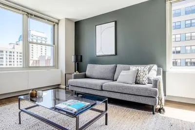 Image de Spacious Gold Coast 2br w\/ Roof Deck, Gym, walk to MagMile, by Blueground