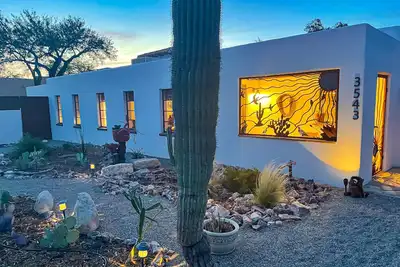 Image de Dog-friendly desert oasis with private hot tub in Tucson’s mid-town