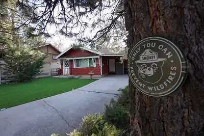 Image de Cozy Red Cabin - Hot Tub, Fenced Yard, Walk to Park