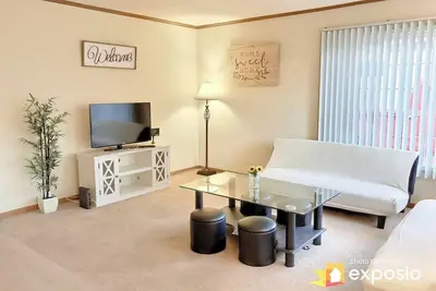 Image de 5br/2ba Spacious 2-Story Pool House + Driveway Parking