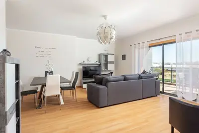 Luxury 2-Bedroom Apartment with Rooftop Pool, Village Marina, Olhão