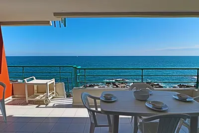 Image de 2 pièces avec terrasse 16m² et vue mer