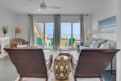 Image de Gulf-Front & Remodeled Modern Beach Retreat, Pool + Free Attraction Tickets!