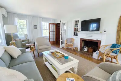 Image de Comfortable 3bd--Walk to Uncle Tim's Bridge, Screen Porch, Ping Pong, A/C, Enclosed Outdoor Shower