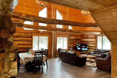 Image de Log home surrounded by woods near Upper South Long Lake