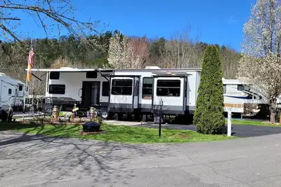 Sleeps 10 across from the Gsmnp!