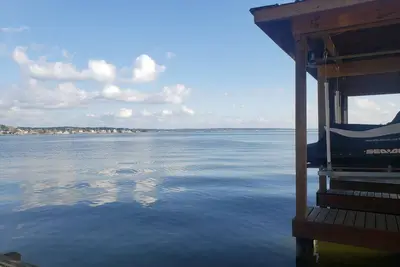 Image de 2 Free Kayaks, Newly renovated home with huge patio space to relax!