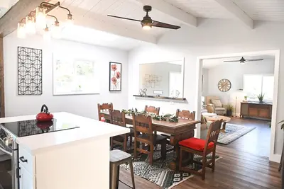 Image de Peaceful Modern Farmhouse in the Woods