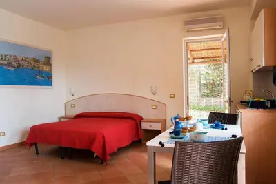 Image de Studio-Large-Sdb privée avec douche-Vue sur Jardin