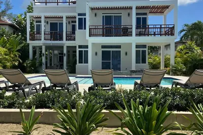 Image de Fully staffed. private, Beachfront villa with a pool in Negril, Jamaica