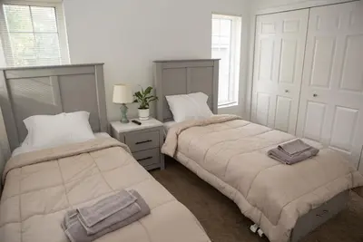 Image de Fantastic 2-Bedroom Townhouse—5 min from the beach! No cleaning fee!