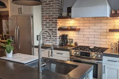 Renovated Baltimore Rowhome for Professionals
