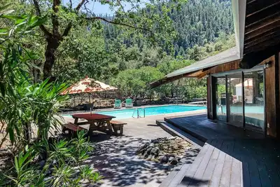 Image de Cabin near the river with private pool, wood-burning fireplace & patio