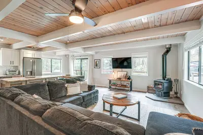 Image de Family Cabin in Blue Lake Springs, Near Town!