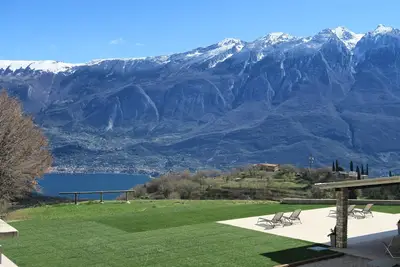 Image de New apartment in small reality with large terrace overlooking Lake Garda/Monti.