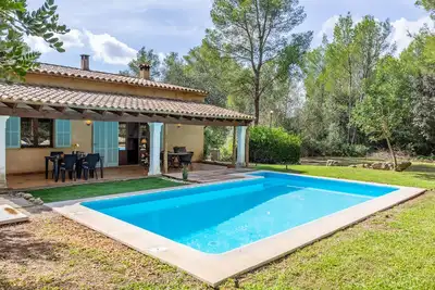 Lovely two bedroom villa with pool. Mireia