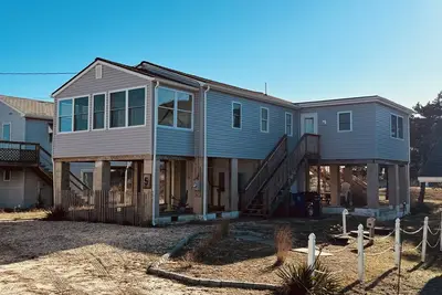 Image de ✨Steps to the Beach ✨ Pet friendly cottage with a great view of the water!