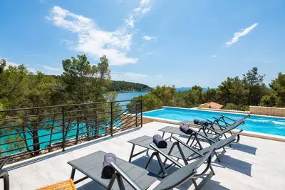 Image de -30% Sale! ! Waterfront Villa!