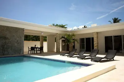Image de Beachfront bedroom in cozy villa with pool