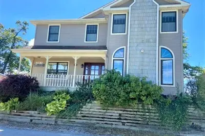 Image de Large 2 Story Lake Home