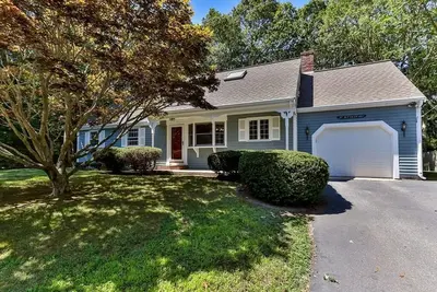 Image de An Osterville Gem! ! Very close to town and beach!